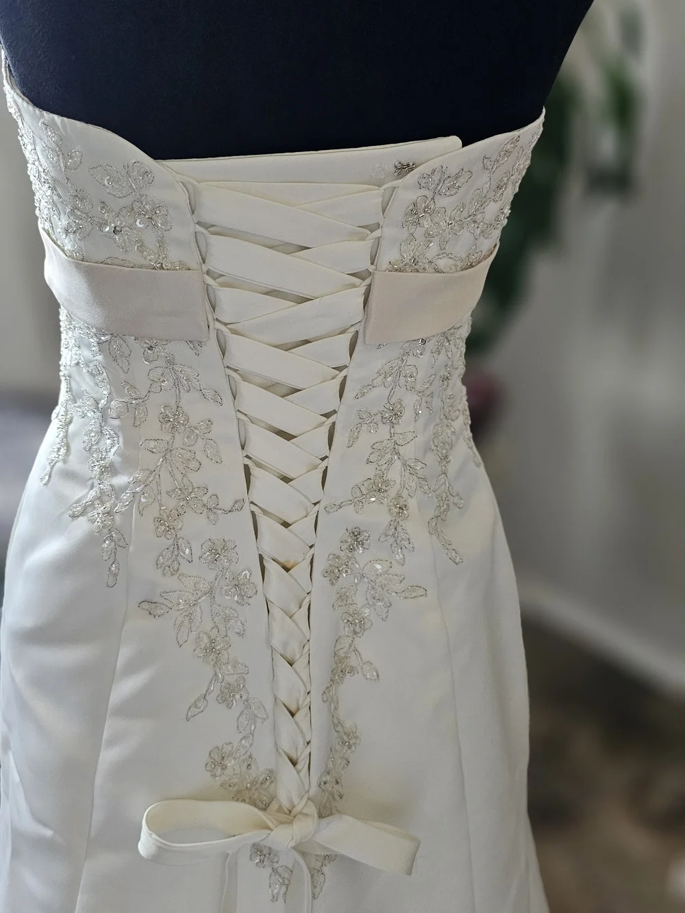 DAVID'S BRIDAL COLLECTION lace wedding dress with beaded metallic lace, size 6 - Picture 8 of 17